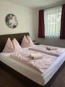シュラートミンクにあるAppartement Silbermondのベッドルーム1室(ピンクのシーツと枕のベッド1台付)