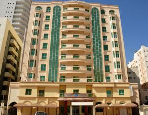 un gran edificio de apartamentos con un edificio en Oryx Tower, en Manama
