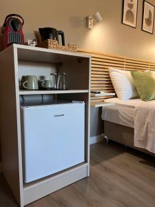 a room with a bed and a kitchen with a shelf at Luxor Suites Venizelou in Thessaloniki