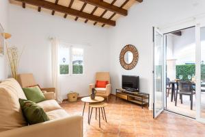 sala de estar con sofá y TV en Villa Menorca Fucsia by Mauter Villas, en Cala'n Bosch