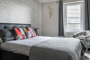 Ein Bett oder Betten in einem Zimmer der Unterkunft amazing apartments - Cables Wynd near The Shore - Free Parking