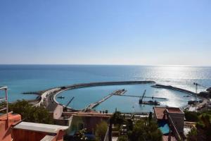 ein großer Pool mitten im Ozean in der Unterkunft Attico d' amare in Ventimiglia