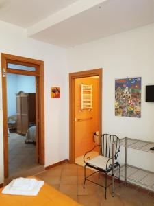 un soggiorno con una sedia e un tavolo di B&B Soriano44 a Napoli