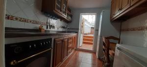 Kuchyň nebo kuchyňský kout v ubytování Casa Luciíta: Agradable con chimenea, patio y BBQ.