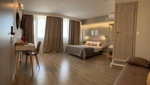 Katil atau katil-katil dalam bilik di Luxor Premium Suites +121 gambar