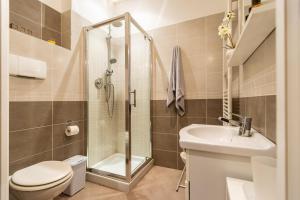 W łazience znajduje się prysznic, toaleta i umywalka. w obiekcie Lemon Suite - Fiera Milano - City Life w Mediolanie