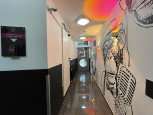 a hallway with a painting on the wall at SMARTY Cologne Dom Hotel - Boardinghouse - KONTAKTLOSER SELF CHECK-IN in Cologne