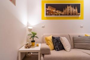 Lemon Suite - Fiera Milano - City Life في ميلانو: غرفة معيشة مع أريكة وطاولة