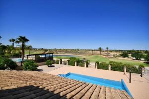 - Vistas a la piscina y al campo de golf en HL 007 Holiday rentals 4 Bedrooms 4 Bathroom villa with private pool, en Fuente Alamo