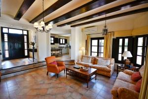 Fuente Alamo的住宿－HL 007 Holiday rentals 4 Bedrooms 4 Bathroom villa with private pool，客厅配有沙发、椅子和桌子