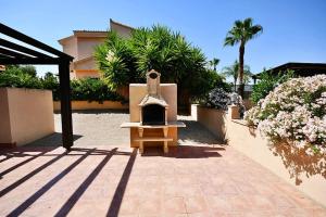 een patio met een kleine oven in een huis bij HL 007 Holiday rentals 4 Bedrooms 4 Bathroom villa with private pool in Fuente Alamo