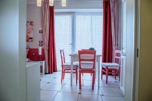 a kitchen with a table and chairs in a room at Casa Novecento in Feltre