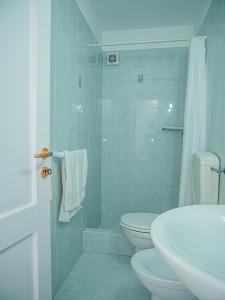 カンネートにあるL'eros blu di Giulia Albergoのバスルーム(トイレ、洗面台、シャワー付)