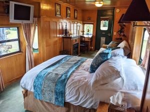 A bed or beds in a room at Olympic Railway Inn