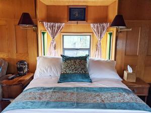 A bed or beds in a room at Olympic Railway Inn