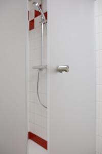 um chuveiro com uma porta de vidro na casa de banho em Monolocale Ninetta Dolomiti bellunesi em Belluno