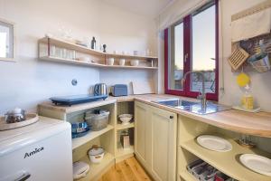 Kuchyňa alebo kuchynka v ubytovaní Apartmány v domečku