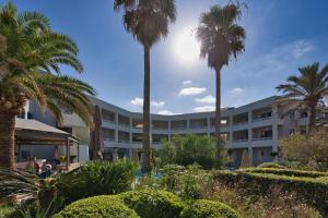 um hotel com palmeiras em frente em Pearl Beach em Rethymno Town