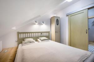 Posteľ alebo postele v izbe v ubytovaní Apartmány v domečku