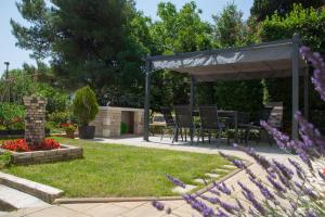 Vonkajšia záhrada v ubytovaní Apartmani Nena i Branko