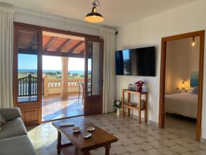 TV a/nebo společenská místnost v ubytování "Es Vell Marí" Casa en primera línea con vistas al mar, parking privado y WiFi