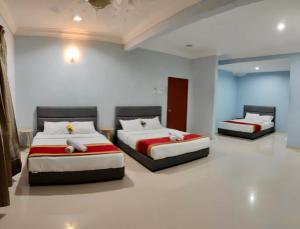 um quarto com duas camas num quarto em SHAHBANDAR HOMESTAY em Bentong