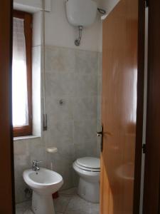 カルデードゥにあるCasa Mariaのバスルーム(トイレ、洗面台付)