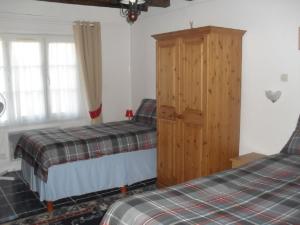 1 dormitorio con 2 camas y armario de madera en La Lune Lake en Joué-en-Charnie