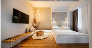 ein Schlafzimmer mit einem Bett und einem TV an der Wand in der Unterkunft QUI-Balingen in Balingen