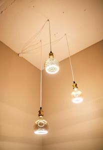 drei Lichter hängen an der Decke eines Zimmers in der Unterkunft QUI-Balingen in Balingen