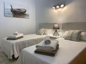 Postel nebo postele na pokoji v ubytování "Es Vell Marí" Casa en primera línea con vistas al mar, parking privado y WiFi