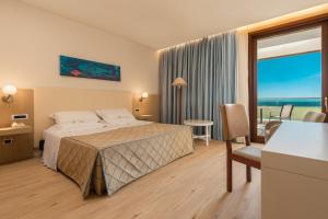 Letto o letti in una camera di Smy Carlos V Wellness & Spa Alghero