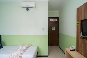 Televiisor ja/või meelelahutuskeskus majutusasutuses Urbanview Hotel de Kopen Malang by RedDoorz
