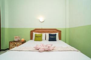 Voodi või voodid majutusasutuse Urbanview Hotel de Kopen Malang by RedDoorz toas