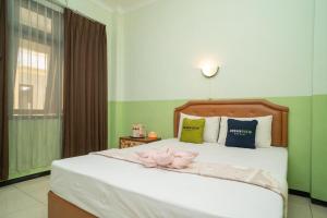 Voodi või voodid majutusasutuse Urbanview Hotel de Kopen Malang by RedDoorz toas