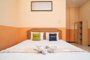 Voodi või voodid majutusasutuse Urbanview Hotel de Kopen Malang by RedDoorz toas
