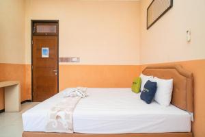 Voodi või voodid majutusasutuse Urbanview Hotel de Kopen Malang by RedDoorz toas