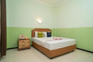 Voodi või voodid majutusasutuse Urbanview Hotel de Kopen Malang by RedDoorz toas