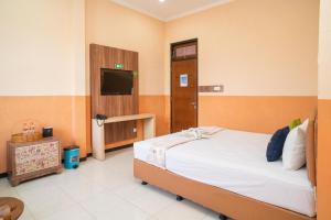 Voodi või voodid majutusasutuse Urbanview Hotel de Kopen Malang by RedDoorz toas