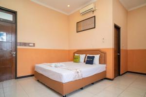 Voodi või voodid majutusasutuse Urbanview Hotel de Kopen Malang by RedDoorz toas