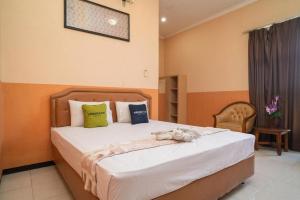 Voodi või voodid majutusasutuse Urbanview Hotel de Kopen Malang by RedDoorz toas