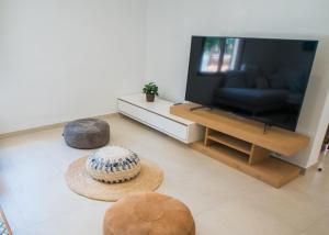 una sala de estar con TV y una pelota de béisbol en el suelo en Villa Can Ordinas, en Alcudia