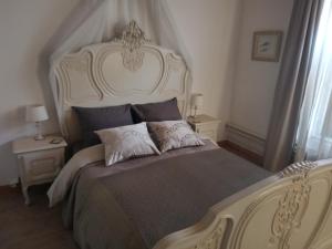 um quarto com uma grande cama branca com almofadas em Chez Len & Filipp em Bouillon