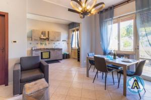 Η κουζίνα ή μικρή κουζίνα στο Casa Del Bello - Appartamento di fronte al mare a Silvi