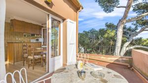 d'une terrasse avec une table et des chaises sur un balcon. dans l'établissement Est Benet - Calella de Palafrugell, à Calella de Palafrugell