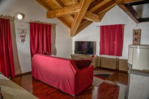 TV a/nebo společenská místnost v ubytování Agriturismo B&B Chèvres à Cheval