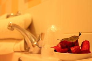 un tazón de fresas sentado en un lavabo del baño en Canto do Rossio, en Vidigueira