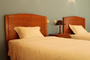 een hotelkamer met 2 bedden en een lamp bij Canto do Rossio in Vidigueira