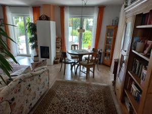 a living room with a couch and a table at Haus mit mediterranem Flair in Gschwandt