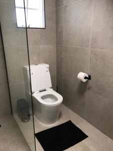 een badkamer met een toilet en een raam bij Hilton Bella Vista in Hilton